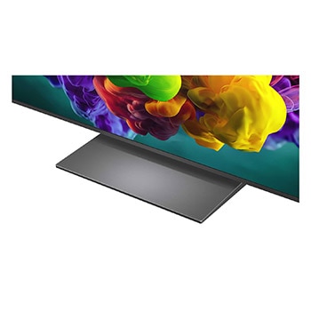Een LG QNED evo AI QNED90 Mini LED ultragrote tv hangt aan de muur in een lichte woonkamer en toont een grootschalig sportevenement, met levendige kleuren en een geweldige beeldkwaliteit op een groot scherm, terwijl een gezin op verschillende banken zit en samen juicht.